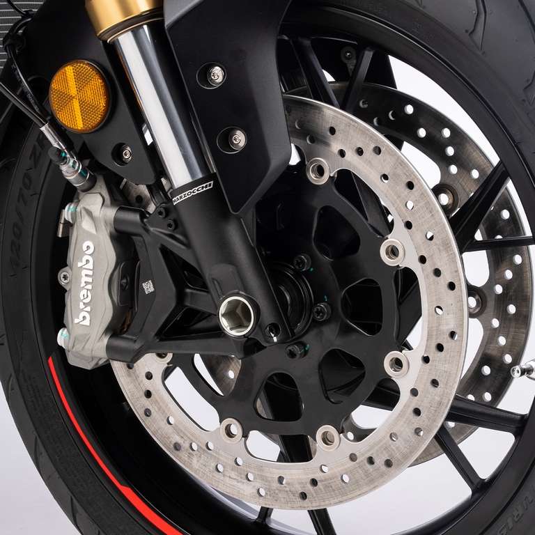 FRENOS CON PINZAS BREMBO CON ABS CORNERING