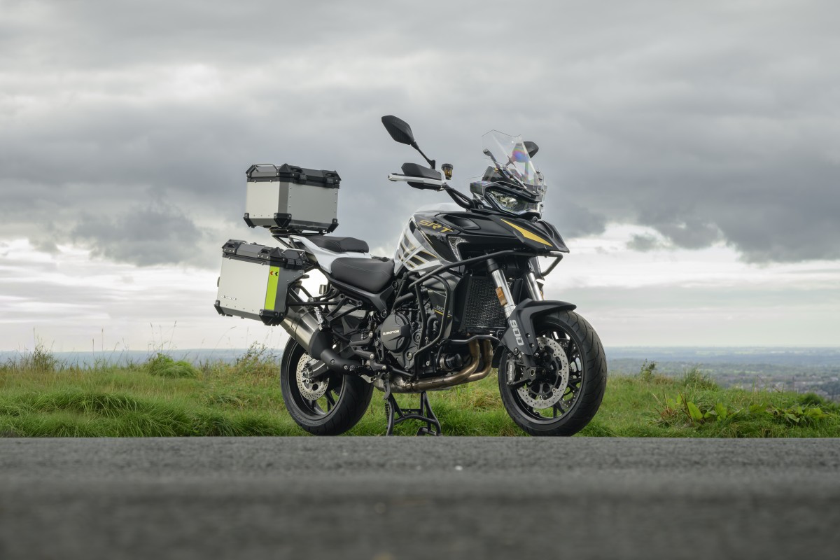 QJ Motor SRT 900S ON ROAD