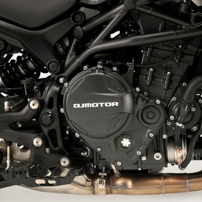 QJ Motor SRT 900S ON ROAD
